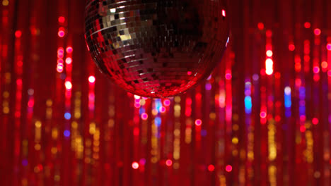 Nahaufnahme-Einer-Rotierenden-Spiegelkugel-In-Einem-Nachtclub-Oder-Einer-Disco-Mit-Blinkendem-Stroboskoplicht-Und-Funkelnden-Lichtern-Im-Hintergrund-2